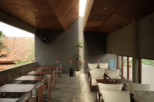 Detail proses seduh kopi di atas meja marmer